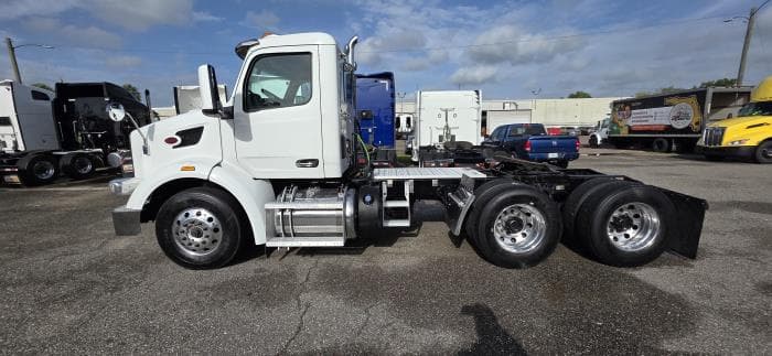 2023 Peterbilt 567 — photo 3