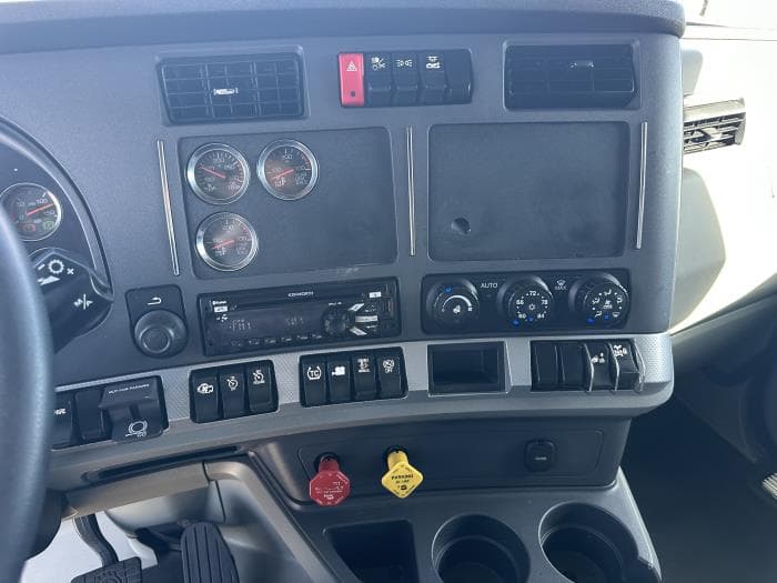 2020 Kenworth T680 — photo 9