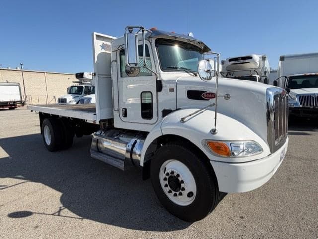 2020 Peterbilt 337 — photo 2