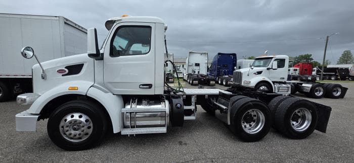 2023 Peterbilt 567 — photo 3