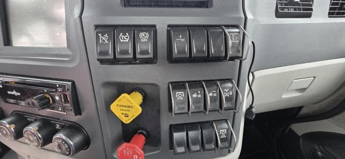 2023 Peterbilt 567 — photo 14