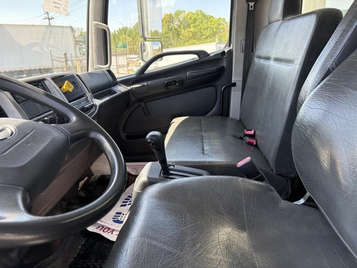2020 Hino 268 — photo 9