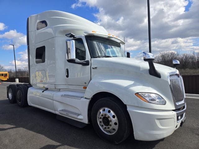 2022 International LT — photo 4