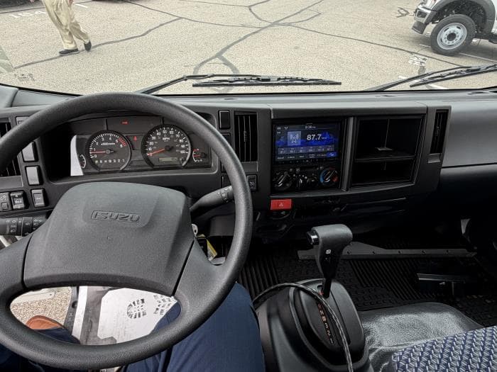 2025 Isuzu NRR — photo 12