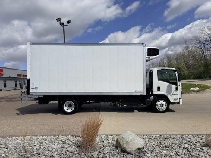 2024 Isuzu NRR — photo 2