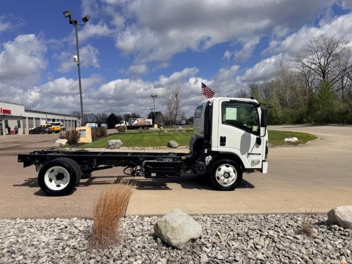 2027 Isuzu NRR — photo 4