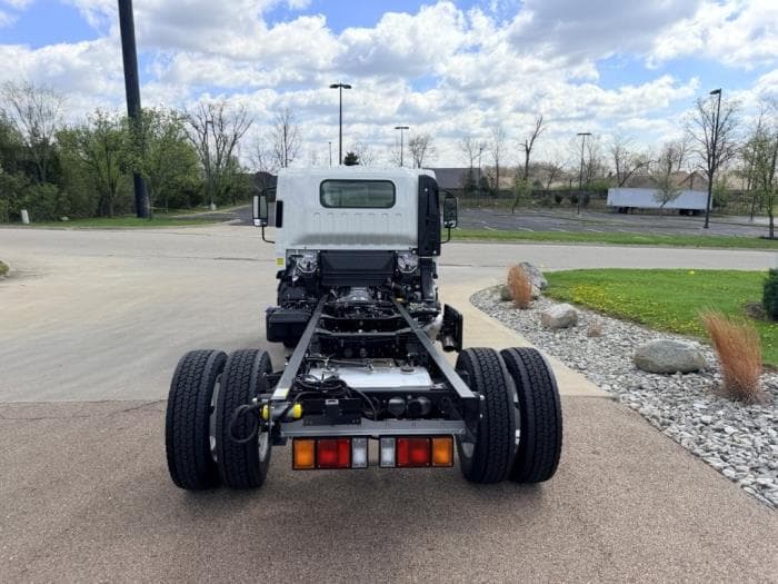 2027 Isuzu NRR — photo 6