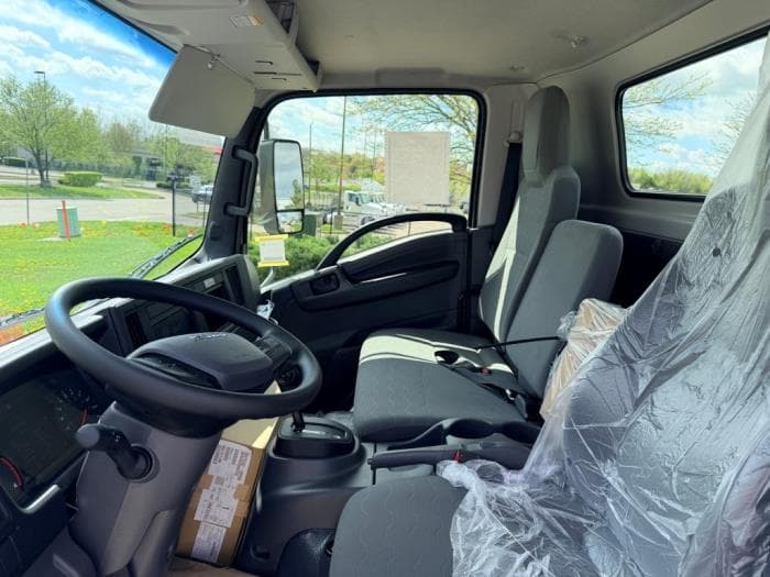 2027 Isuzu NRR — photo 16