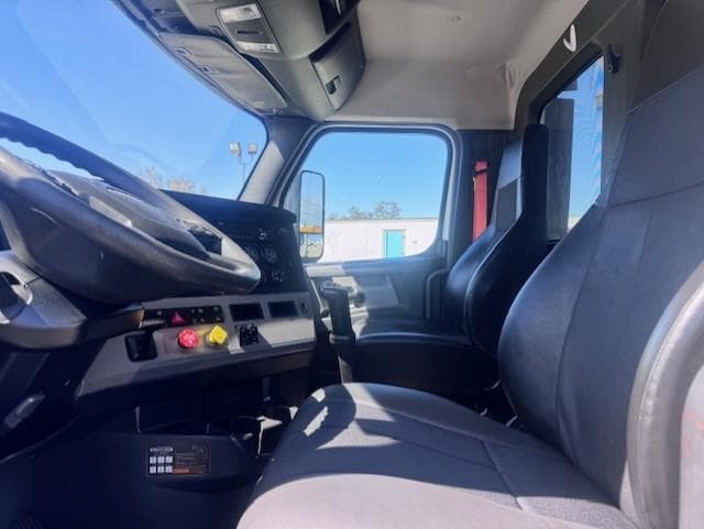 2019 Freightliner Cascadia — photo 8