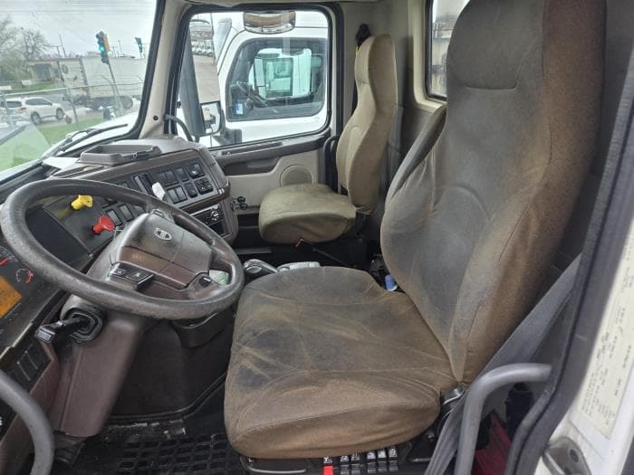 2016 Volvo VNL 300 — photo 5