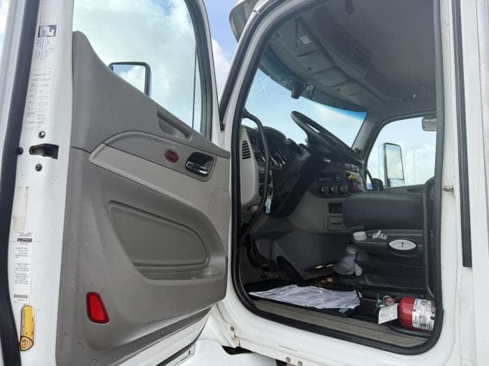 2020 Peterbilt 567 — photo 25