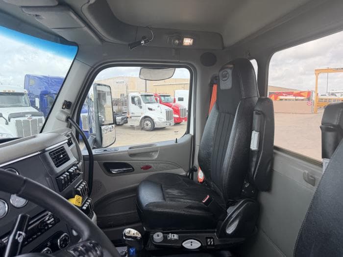 2020 Peterbilt 567 — photo 26
