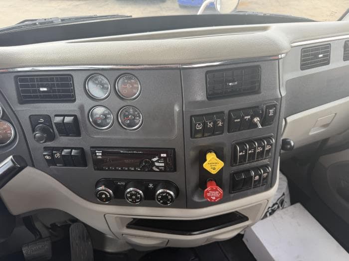 2020 Peterbilt 567 — photo 30