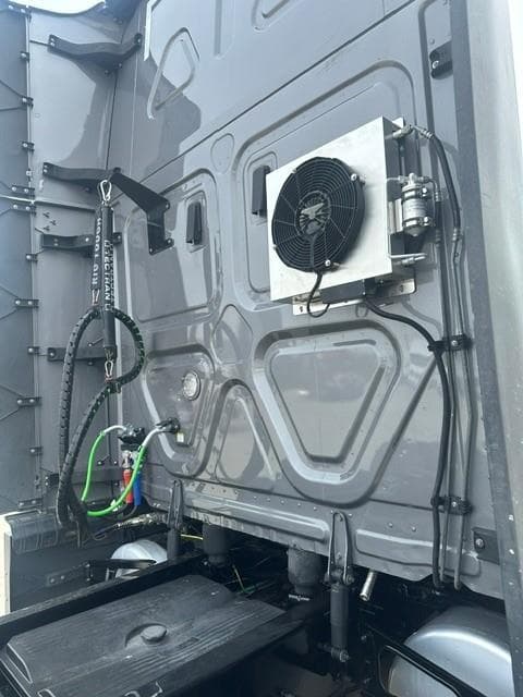 2022 Freightliner Cascadia — photo 7