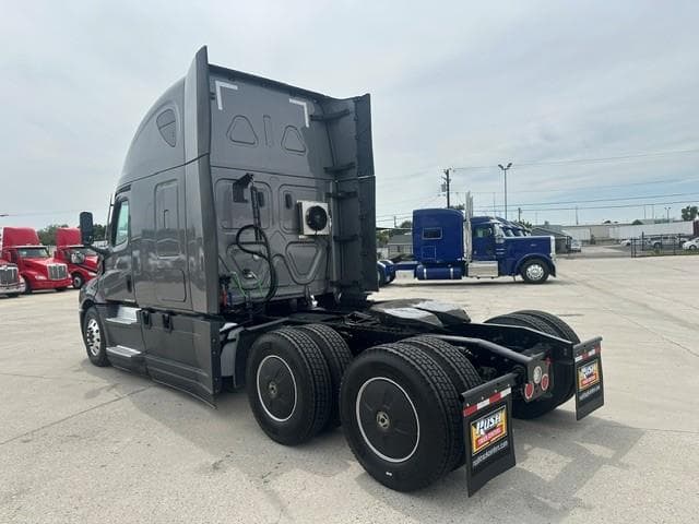2022 Freightliner Cascadia — photo 8