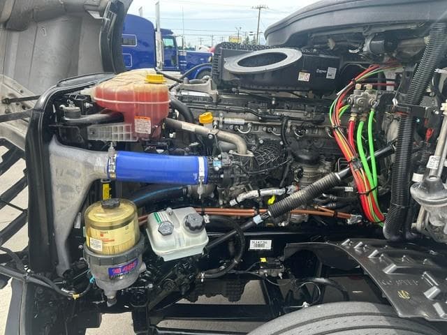 2022 Freightliner Cascadia — photo 10