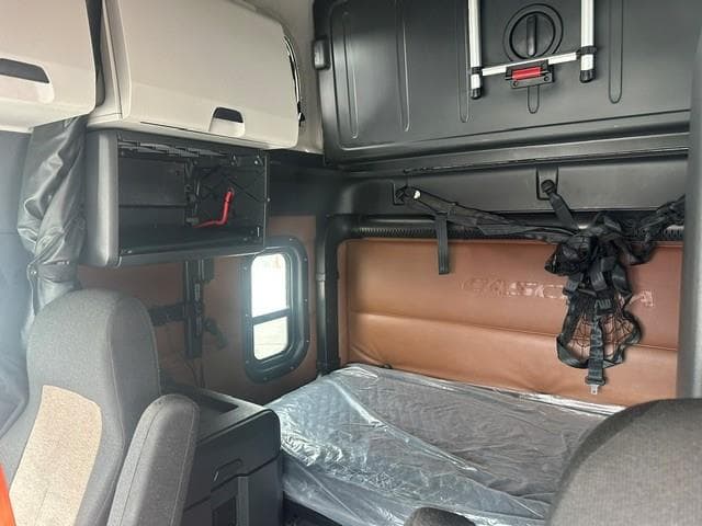2022 Freightliner Cascadia — photo 14