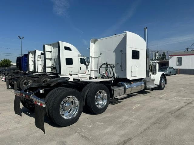 2023 Peterbilt 389 — photo 3