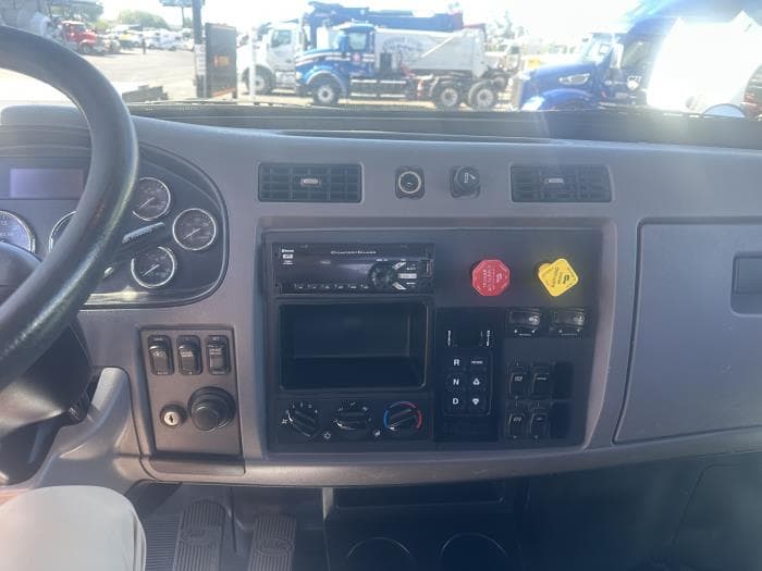 2021 Peterbilt 337 — photo 6