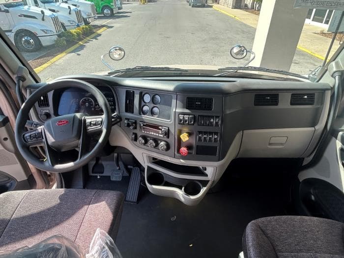 2026 Peterbilt 579 — photo 3