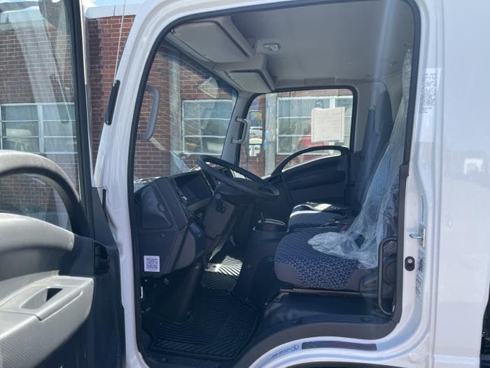 2026 Isuzu NPR — photo 10