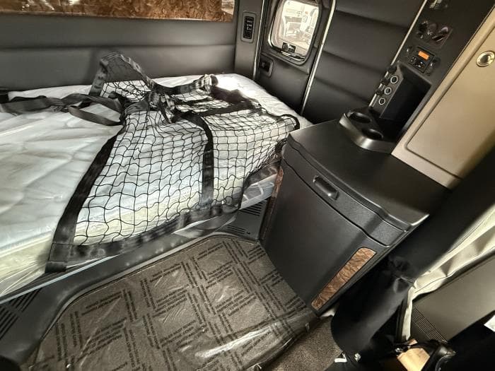 2027 Peterbilt 589 — photo 11