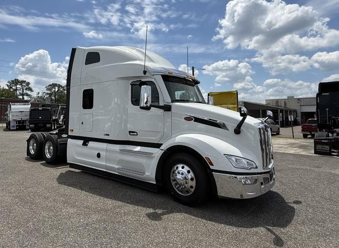 2027 Peterbilt 579 — photo 6
