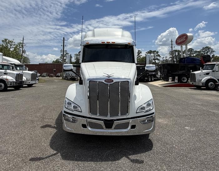 2027 Peterbilt 579 — photo 7