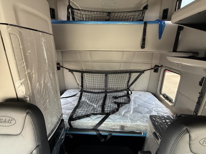 2027 Peterbilt 579 — photo 10