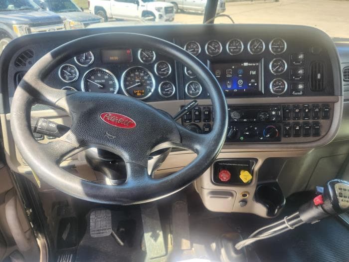 2019 Peterbilt 389 — photo 9