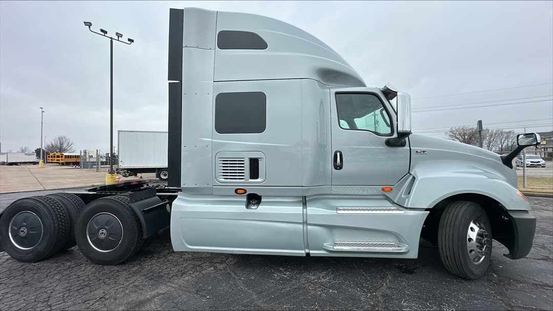 2023 International LT — photo 4