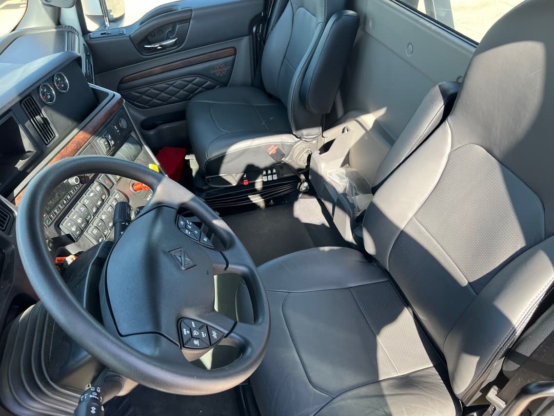 2025 International LT — photo 13
