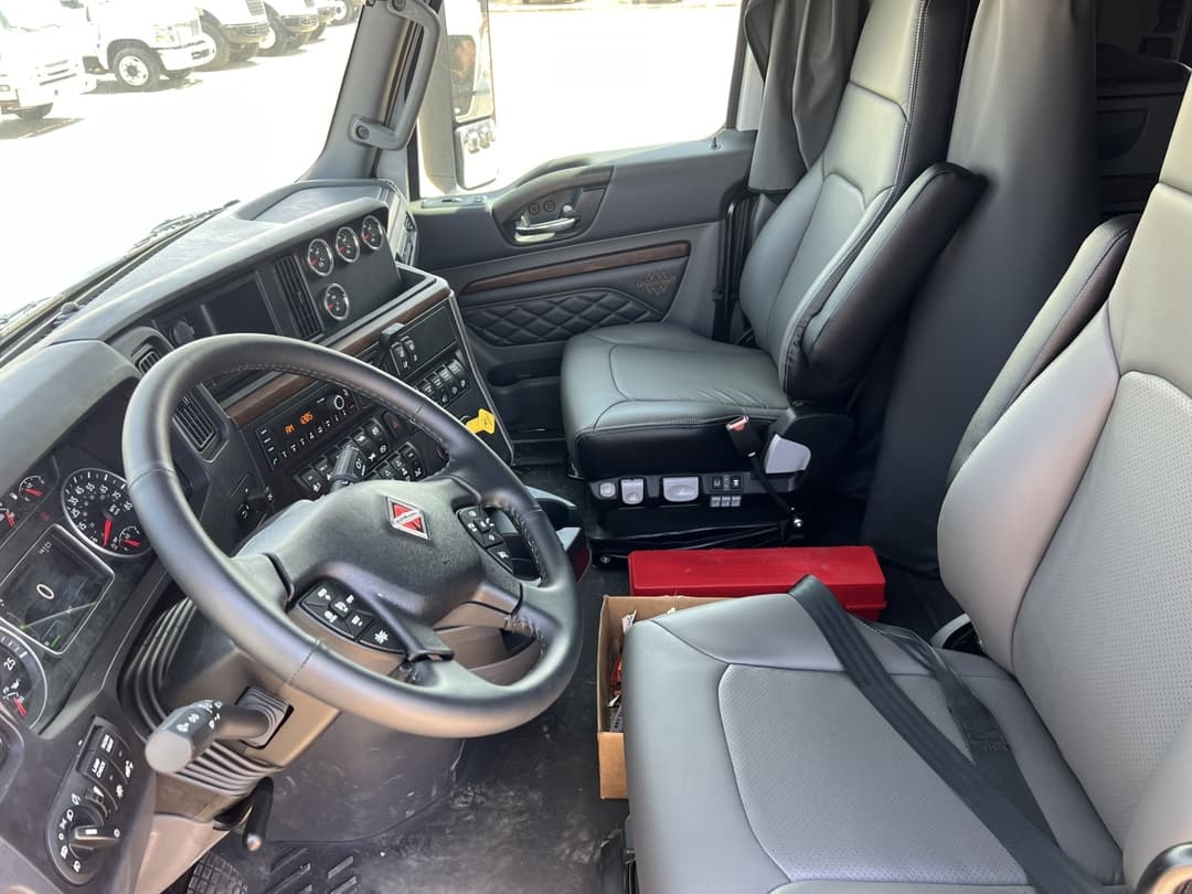 2025 International LT — photo 10