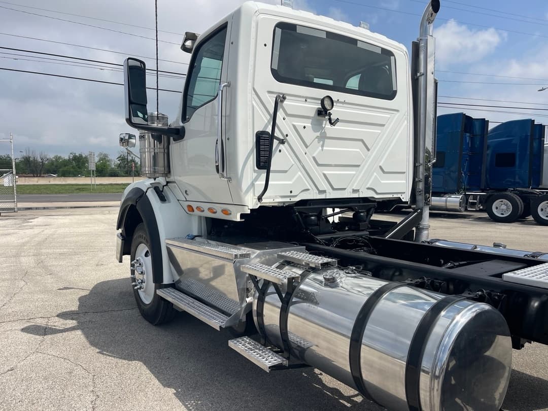 2023 International HX — photo 8