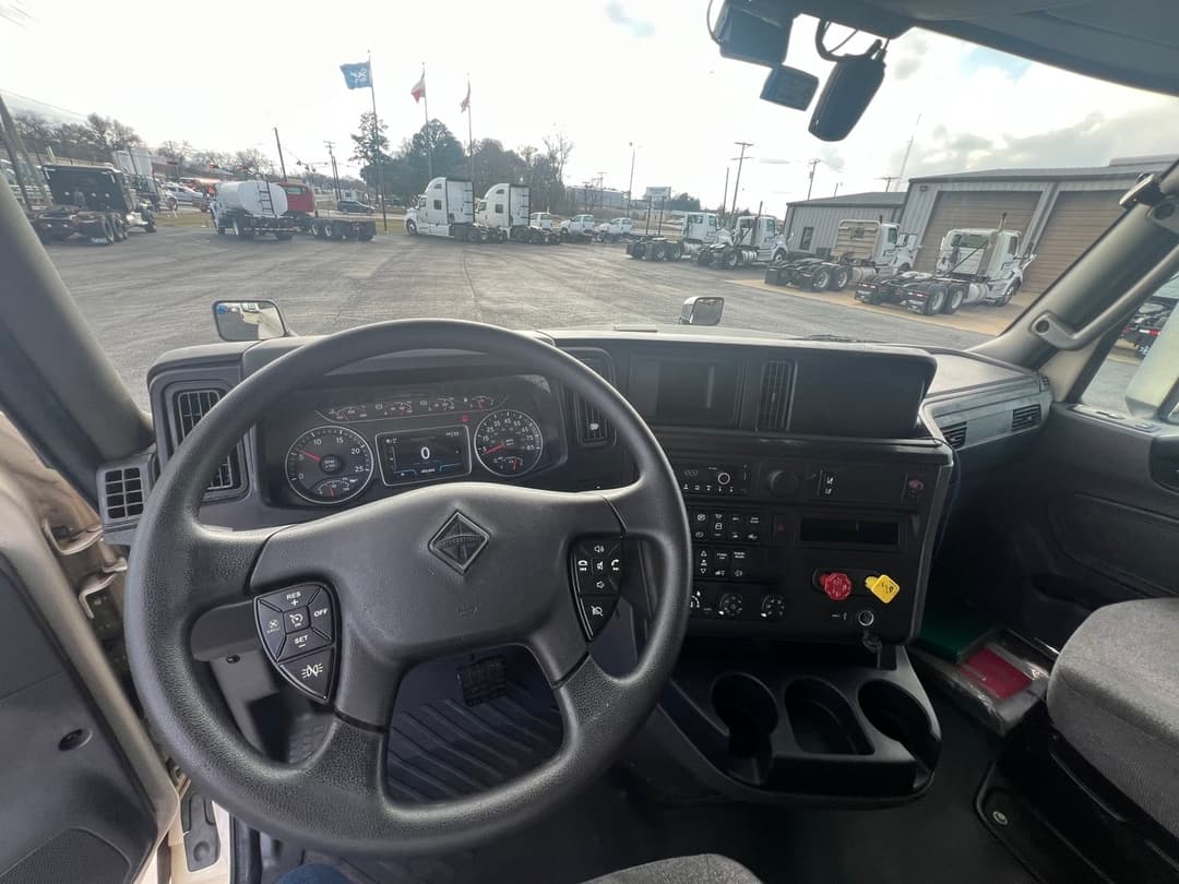 2022 International LT — photo 14