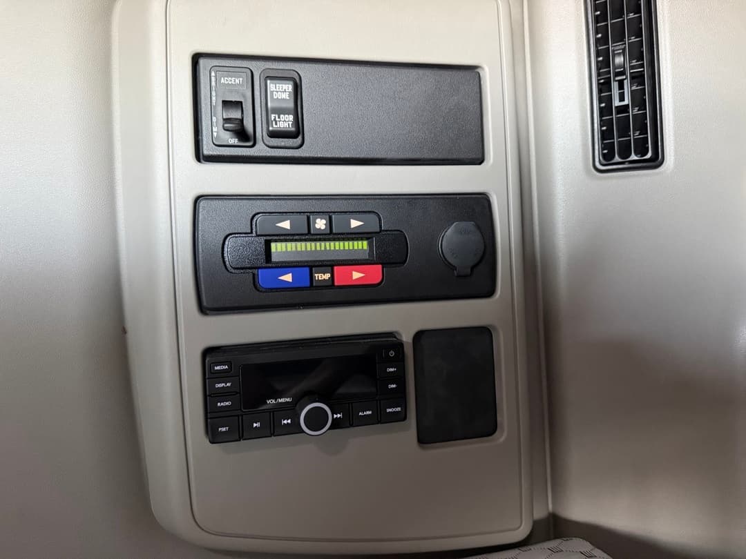 2025 International LT — photo 7