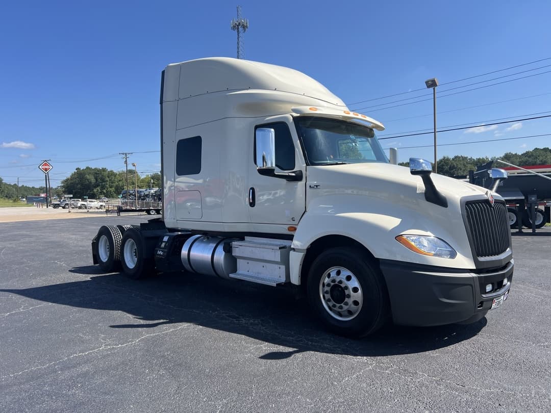 2022 International LT — photo 3