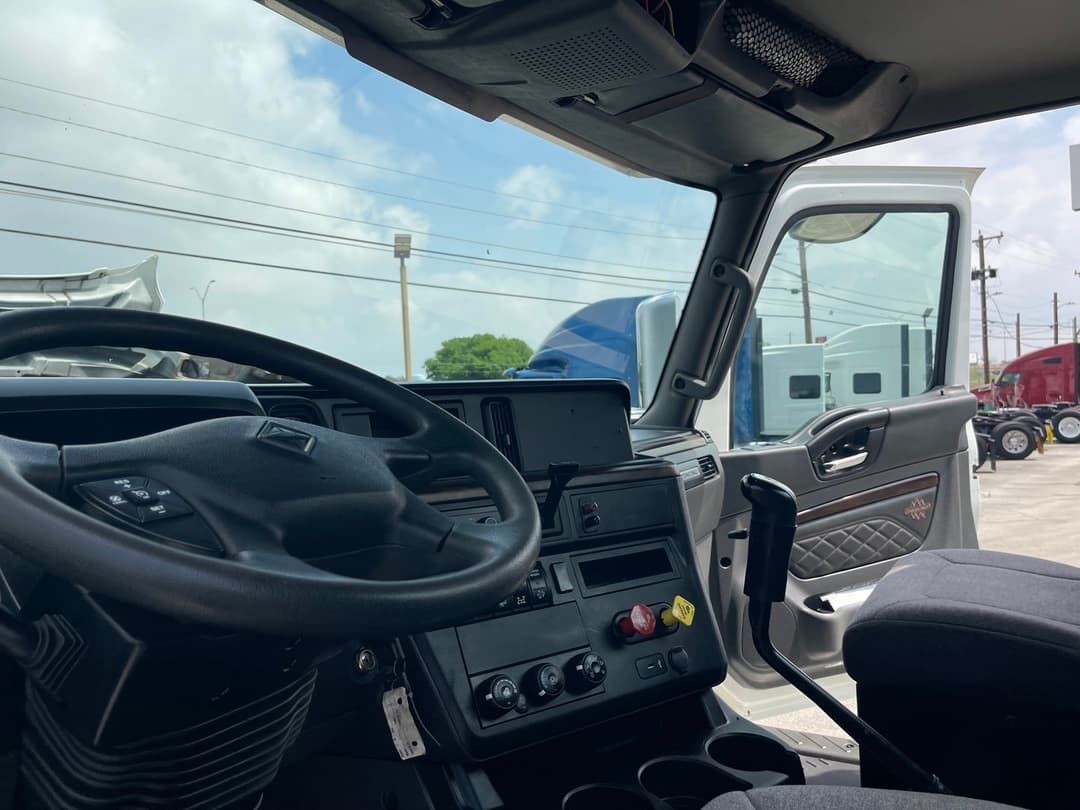 2023 International HX — photo 13