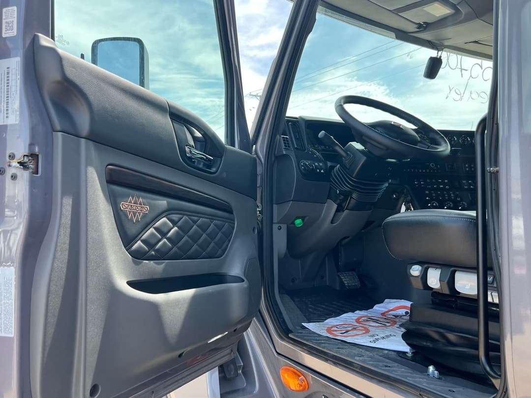 2025 International LT — photo 9