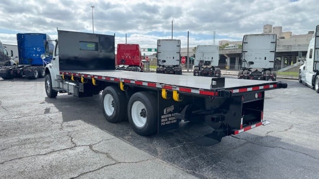 2017 Freightliner M2 106 — photo 8