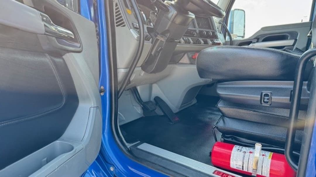 2021 Kenworth T680 — photo 14