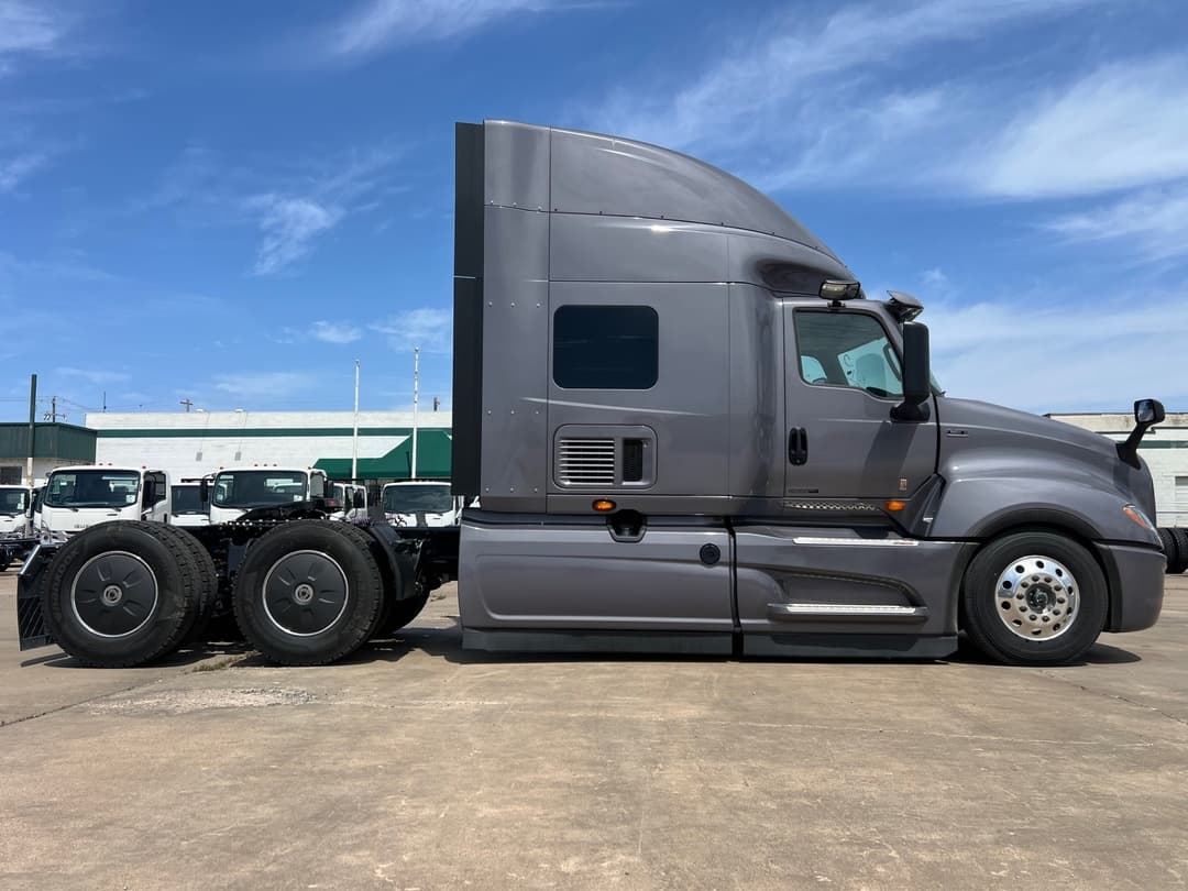 2025 International LT — photo 8