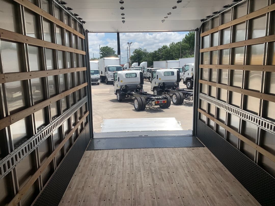 2025 Isuzu NPR — photo 9