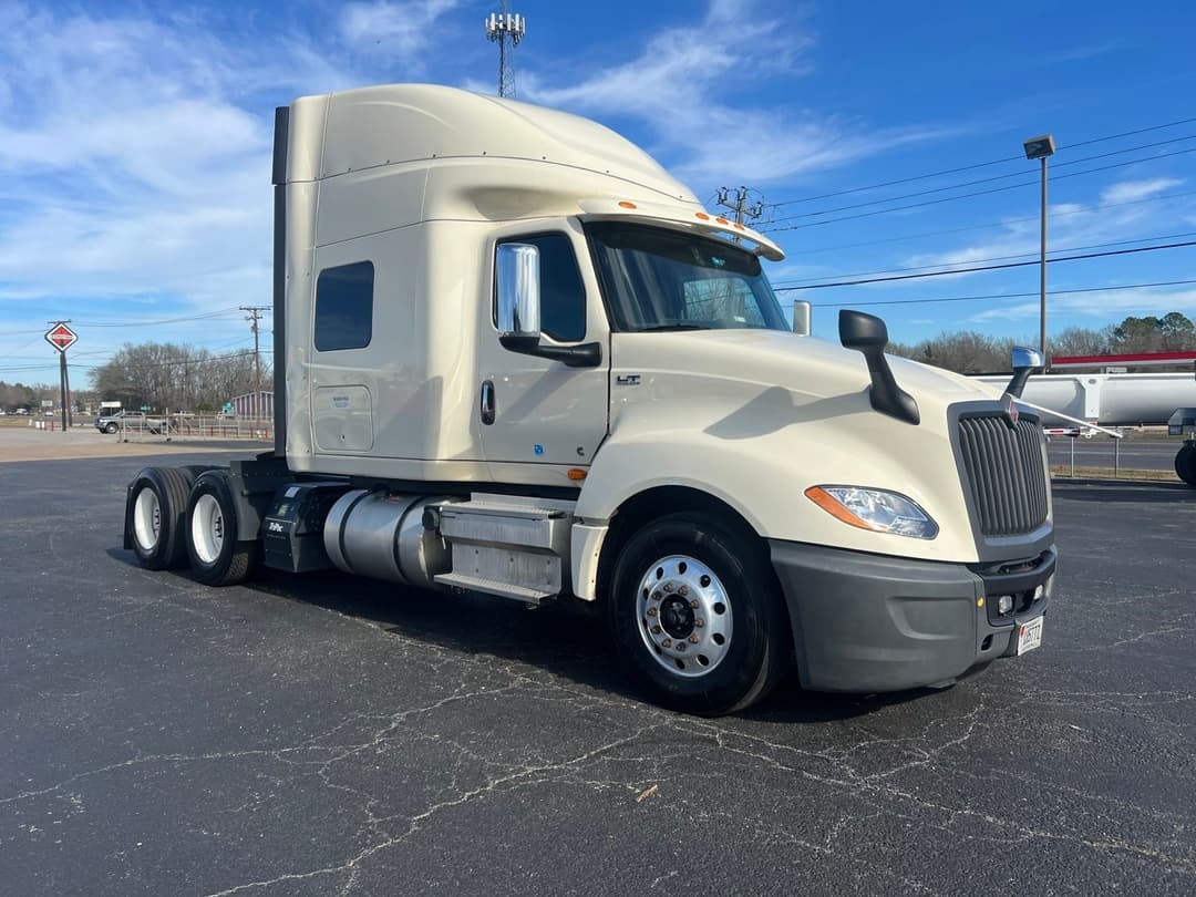 2022 International LT — photo 7