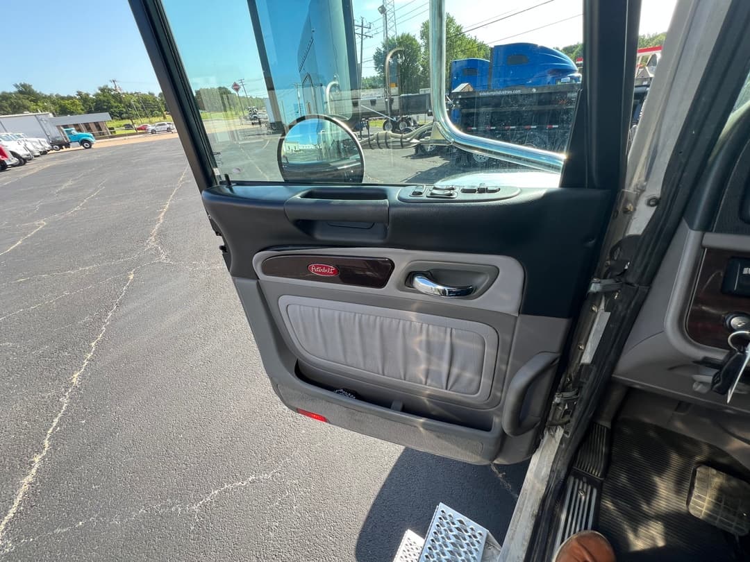 2023 Peterbilt 389 — photo 10