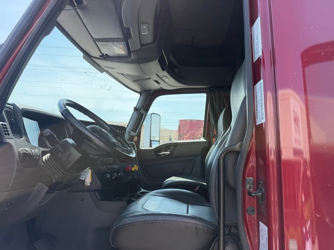 2025 International LT — photo 6