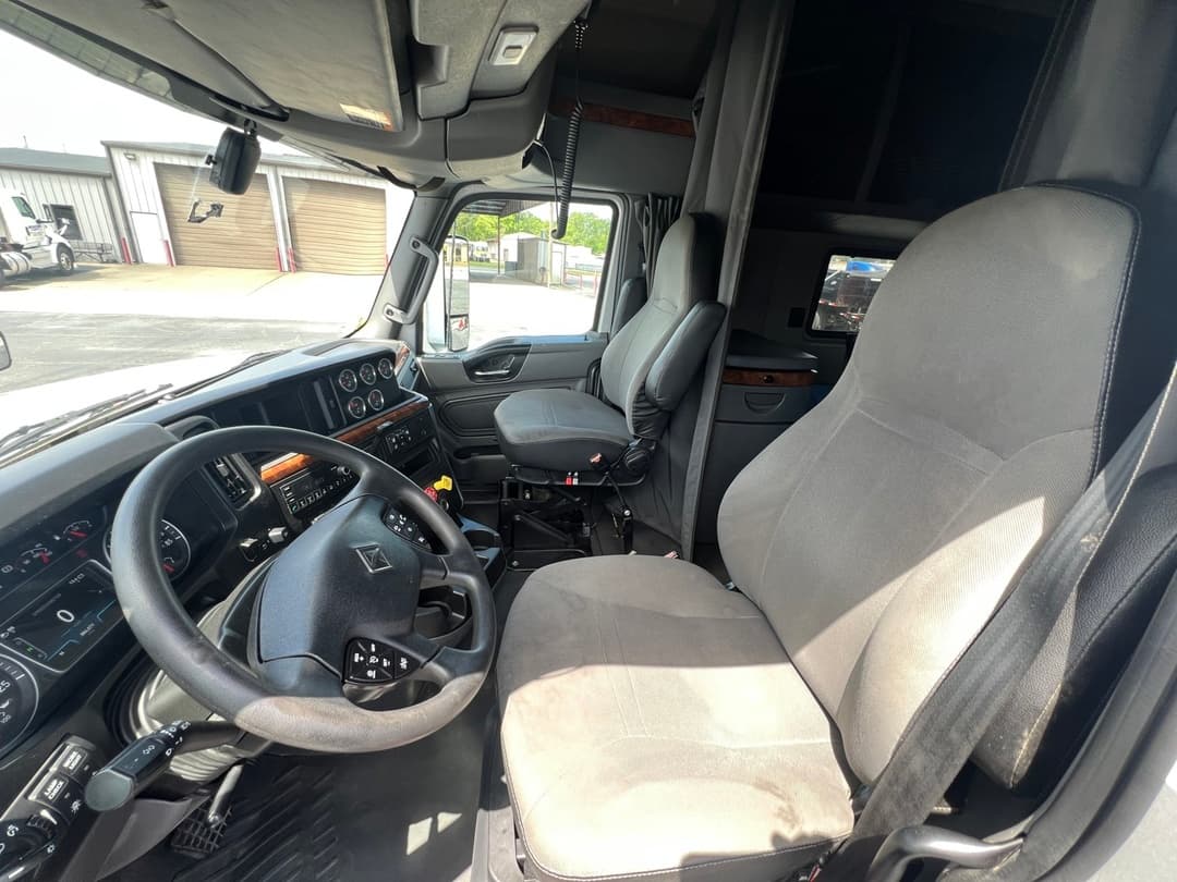 2022 International LT — photo 14