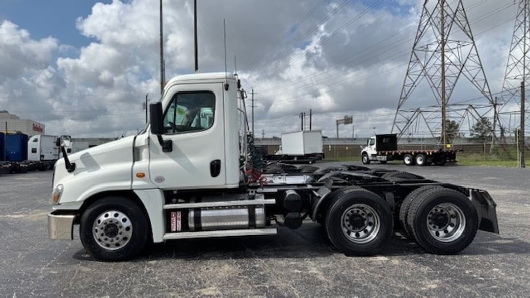 2017 Freightliner Cascadia — photo 4