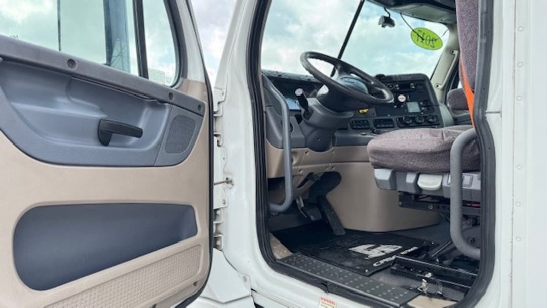 2017 Freightliner Cascadia — photo 8