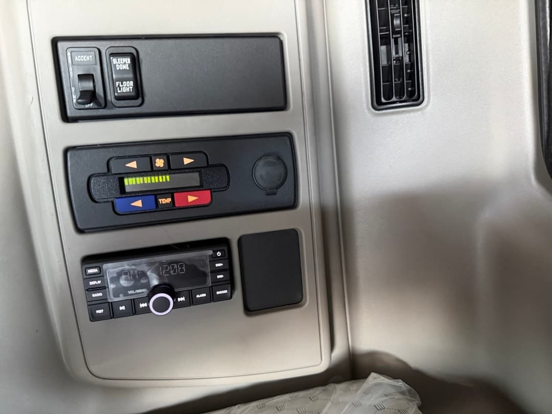 2025 International LT — photo 15